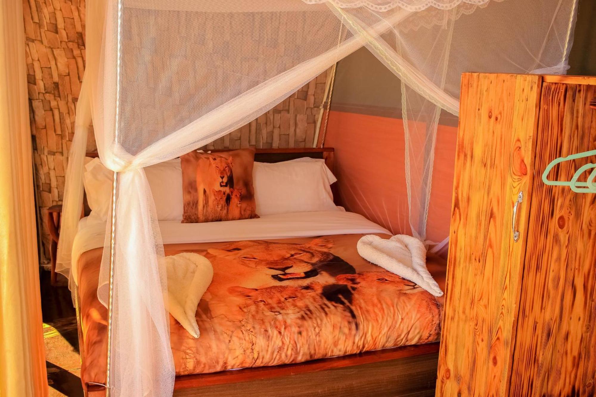 Luxury tent Little Amanya Camp